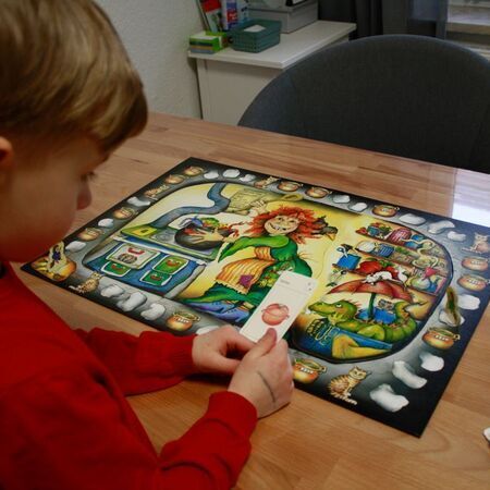 Ein Kind spielt ein Brettspiel in der Praxis